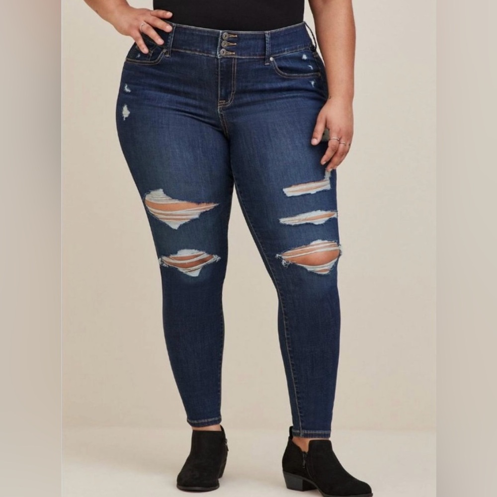 🔥Host Pick🔥Torrid destructed jeggings.